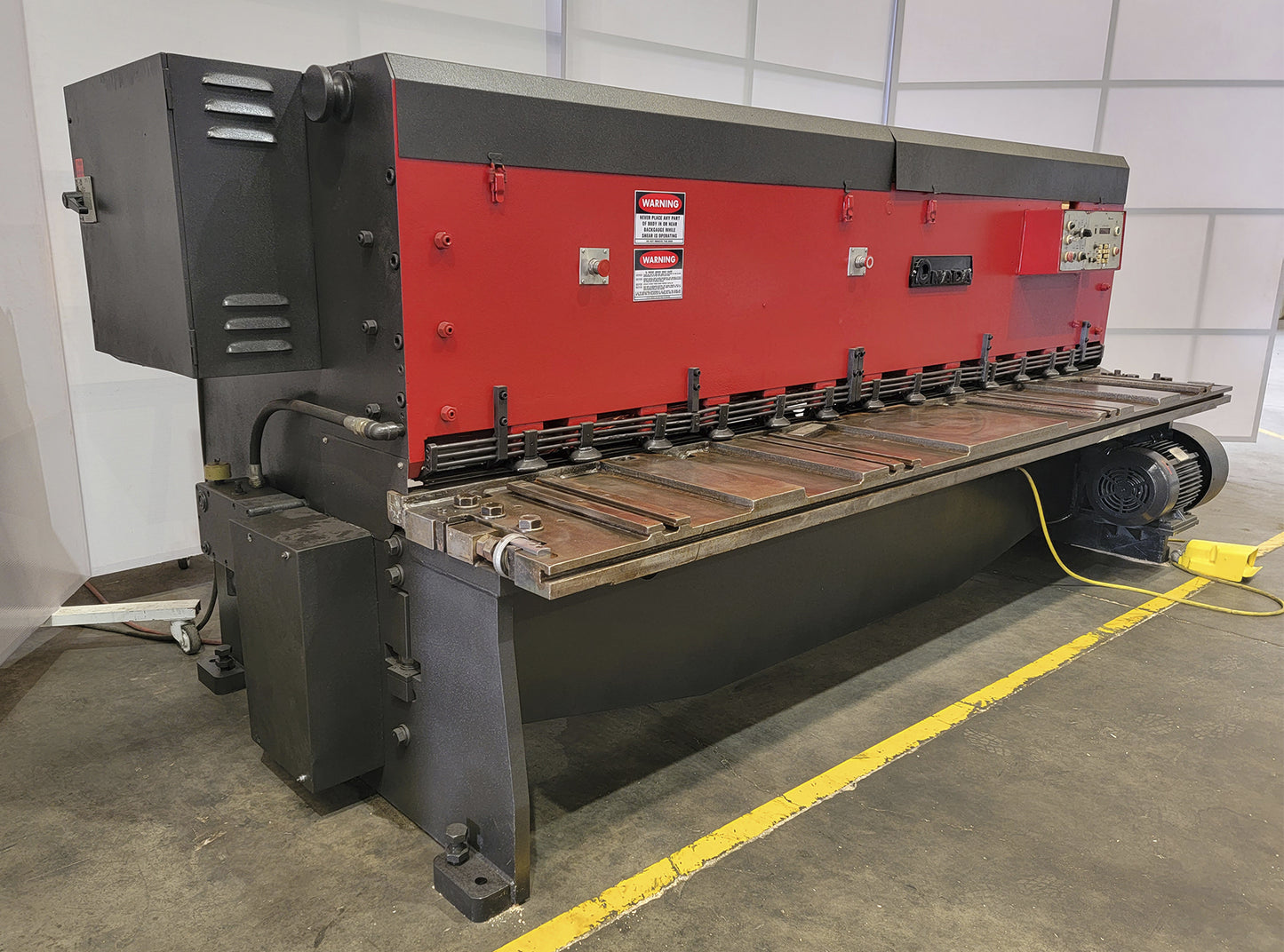 Guillotina de Metal Amada M-3060 10' x 1/4"