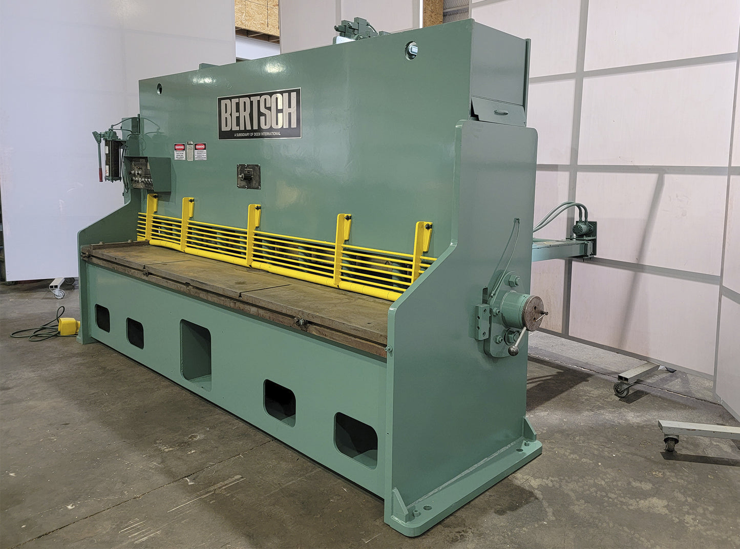 Guillotina de Metal Bertsch 10' x 3/8"