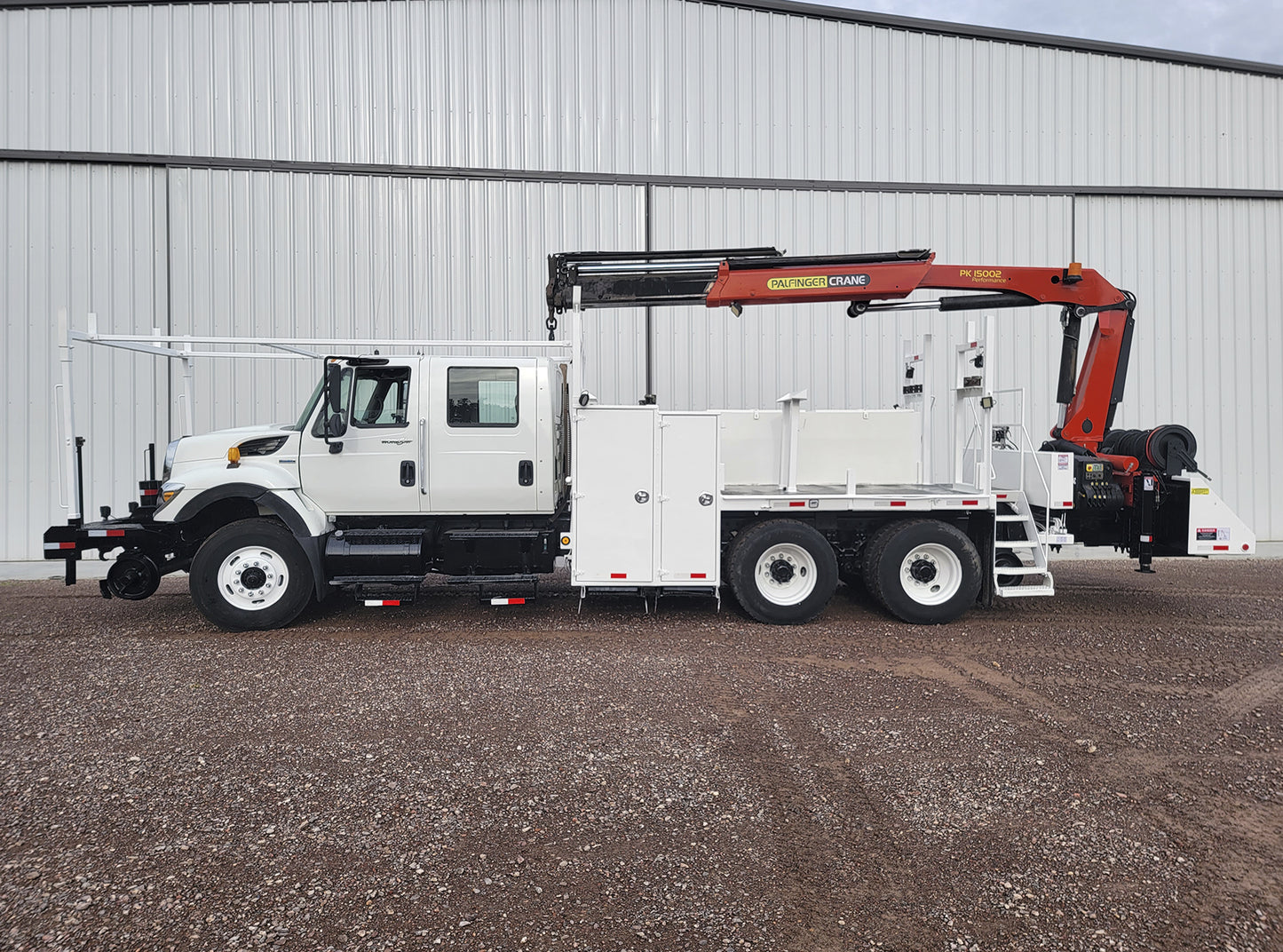 Camión International 7500 SBA 6X4 con Grúa Palfinger