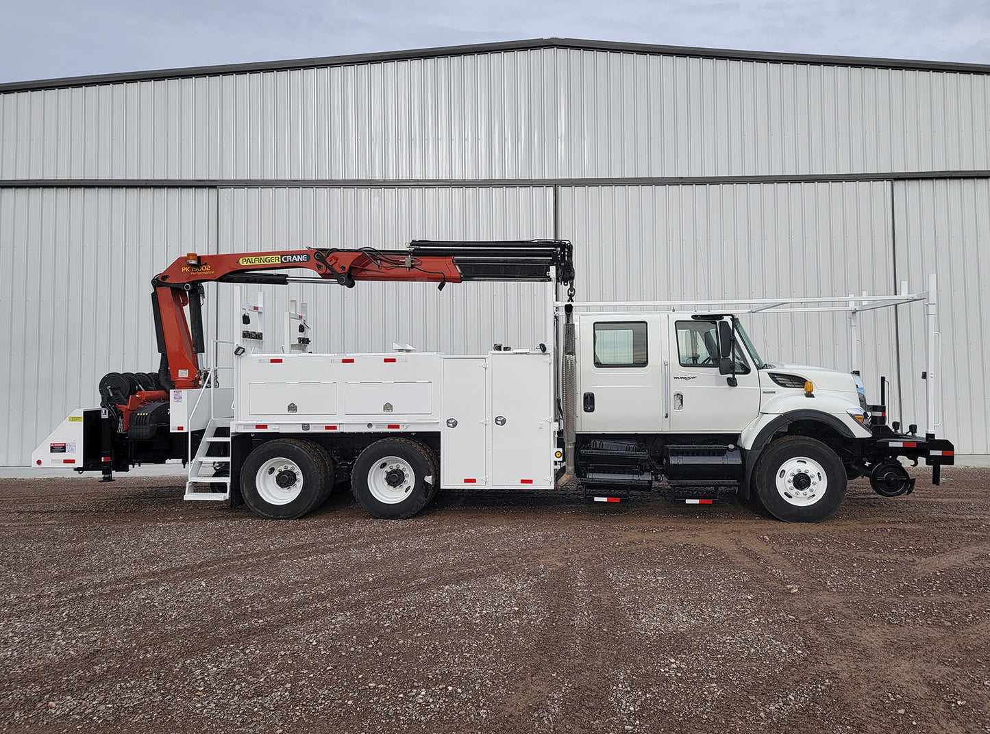 Camión International 7500 SBA 6X4 con Grúa Palfinger