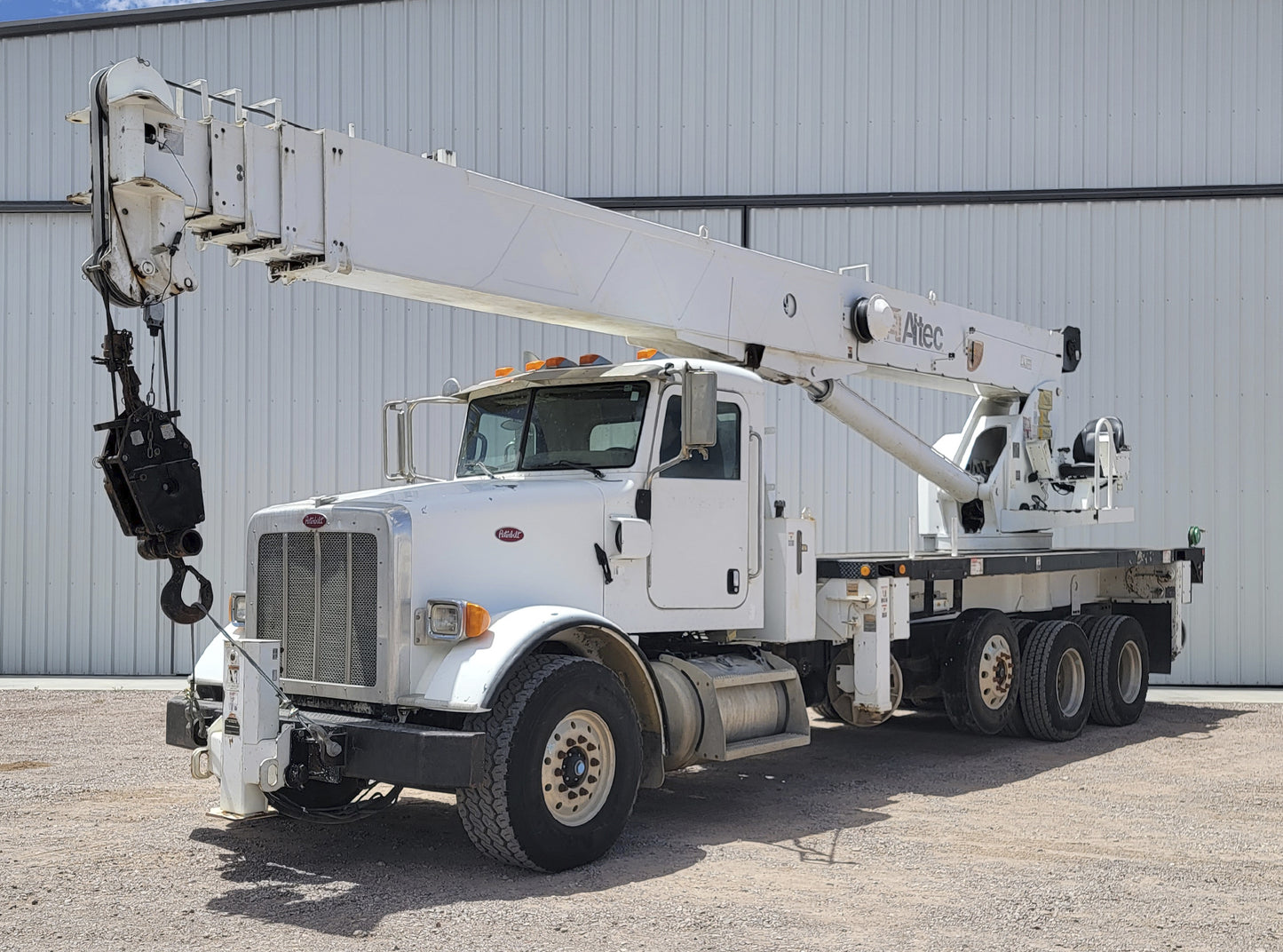 Camión Peterbilt 365 con Grúa Altec AC38-127S