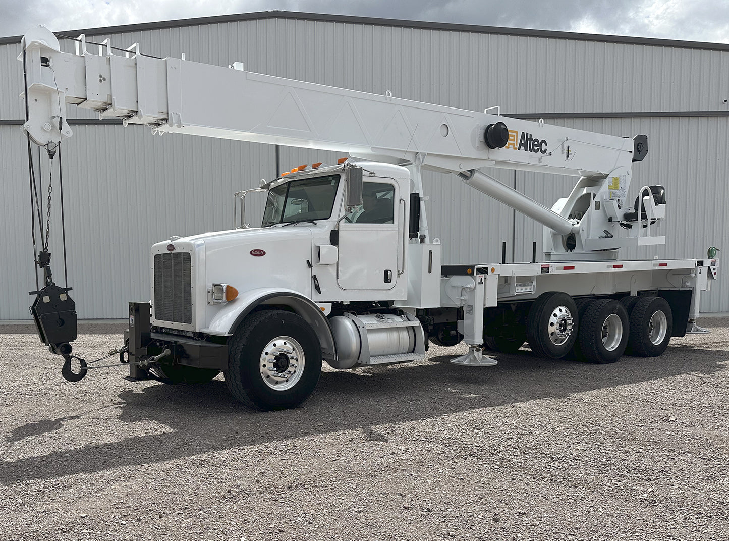 Camión Peterbilt 365 con Grúa Altec AC38-127S