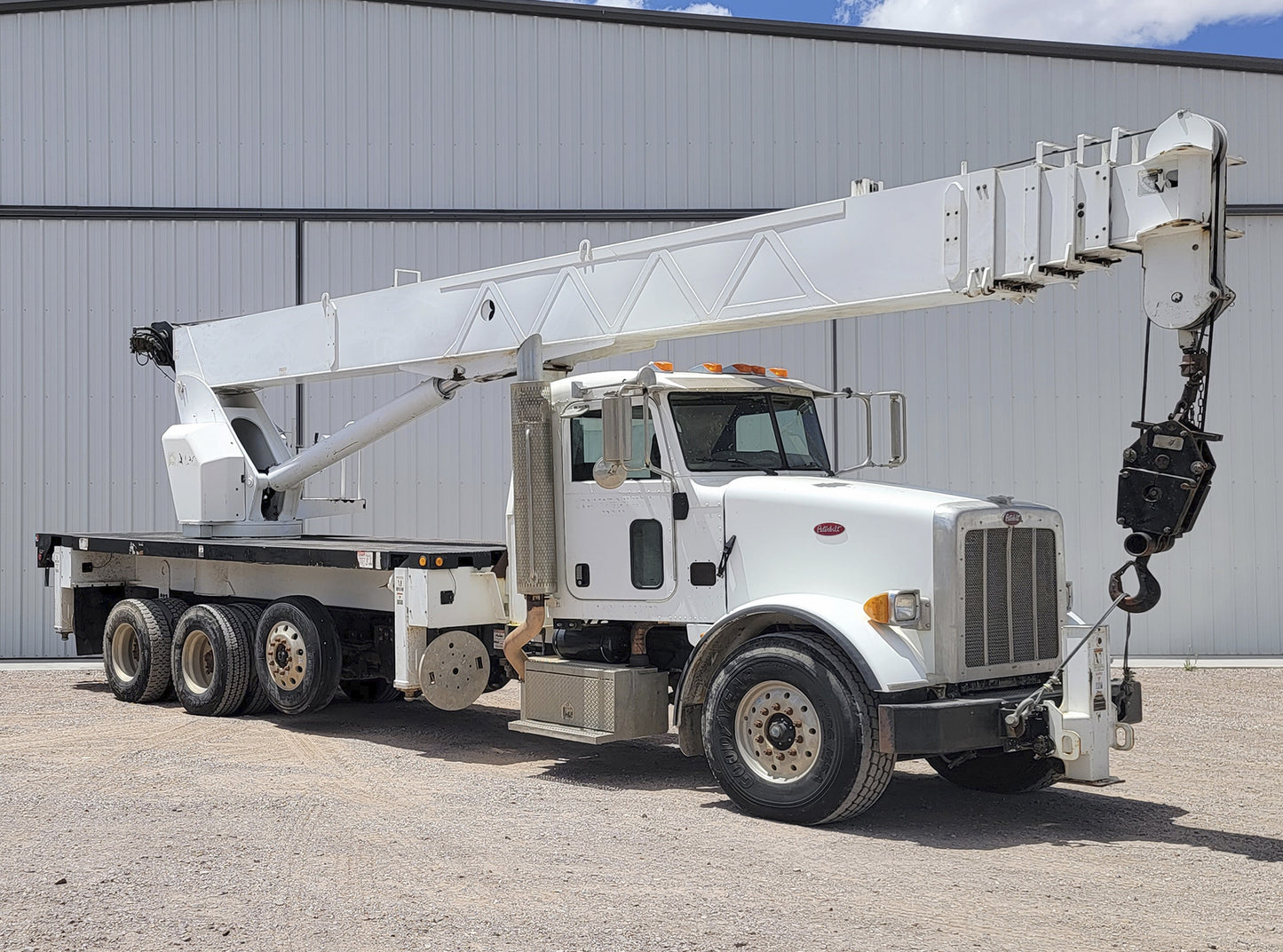 Camión Peterbilt 365 con Grúa Altec AC38-127S