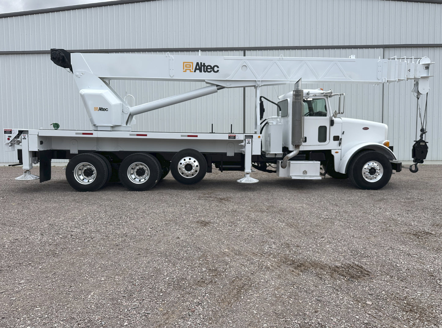 Camión Peterbilt 365 con Grúa Altec AC38-127S