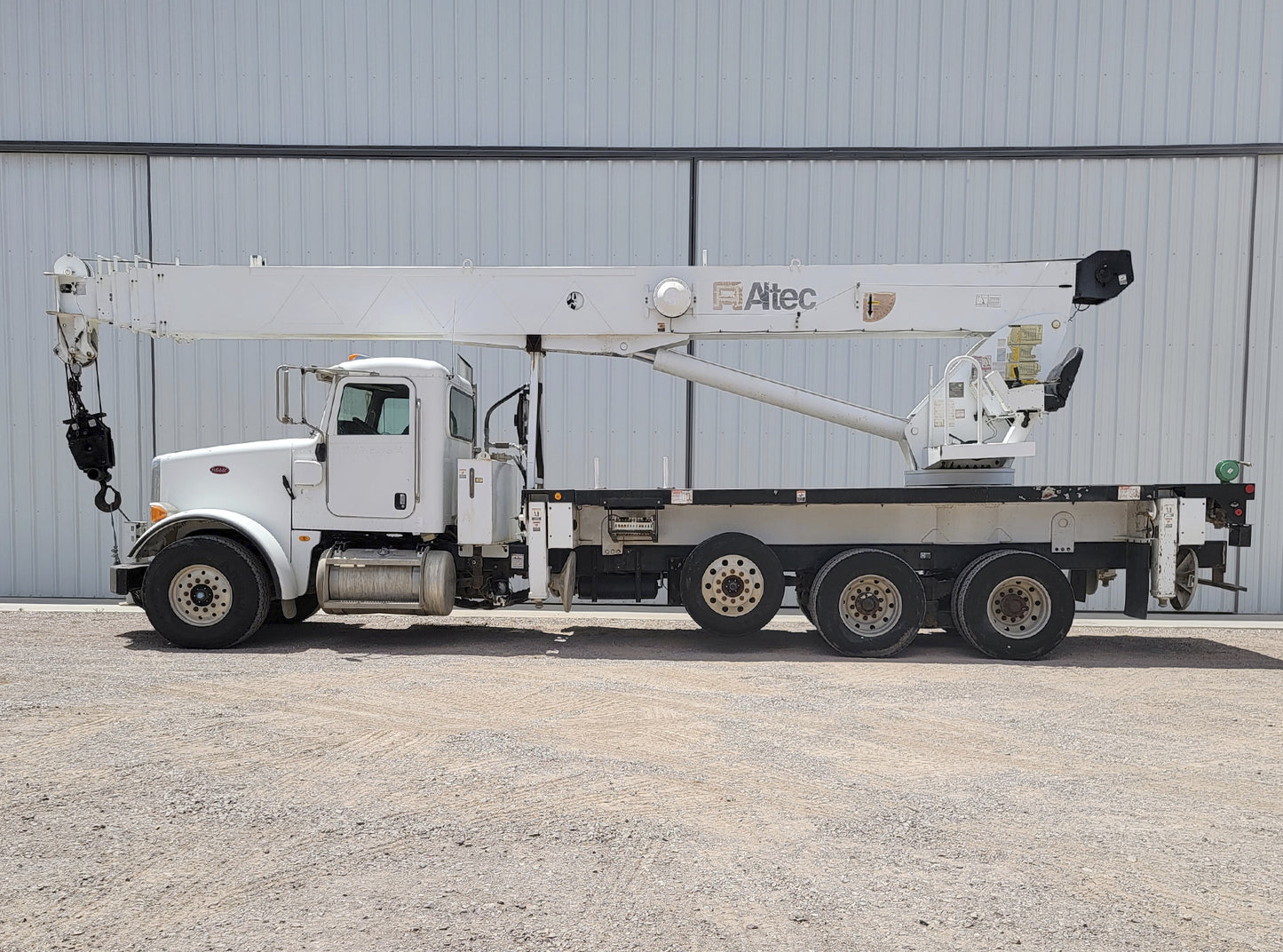 Camión Peterbilt 365 con Grúa Altec AC38-127S