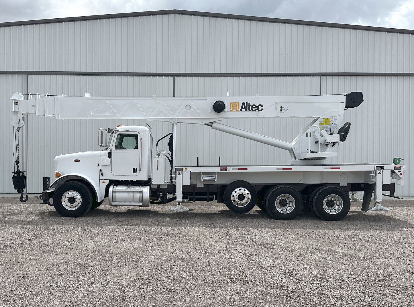 Camión Peterbilt 365 con Grúa Altec AC38-127S