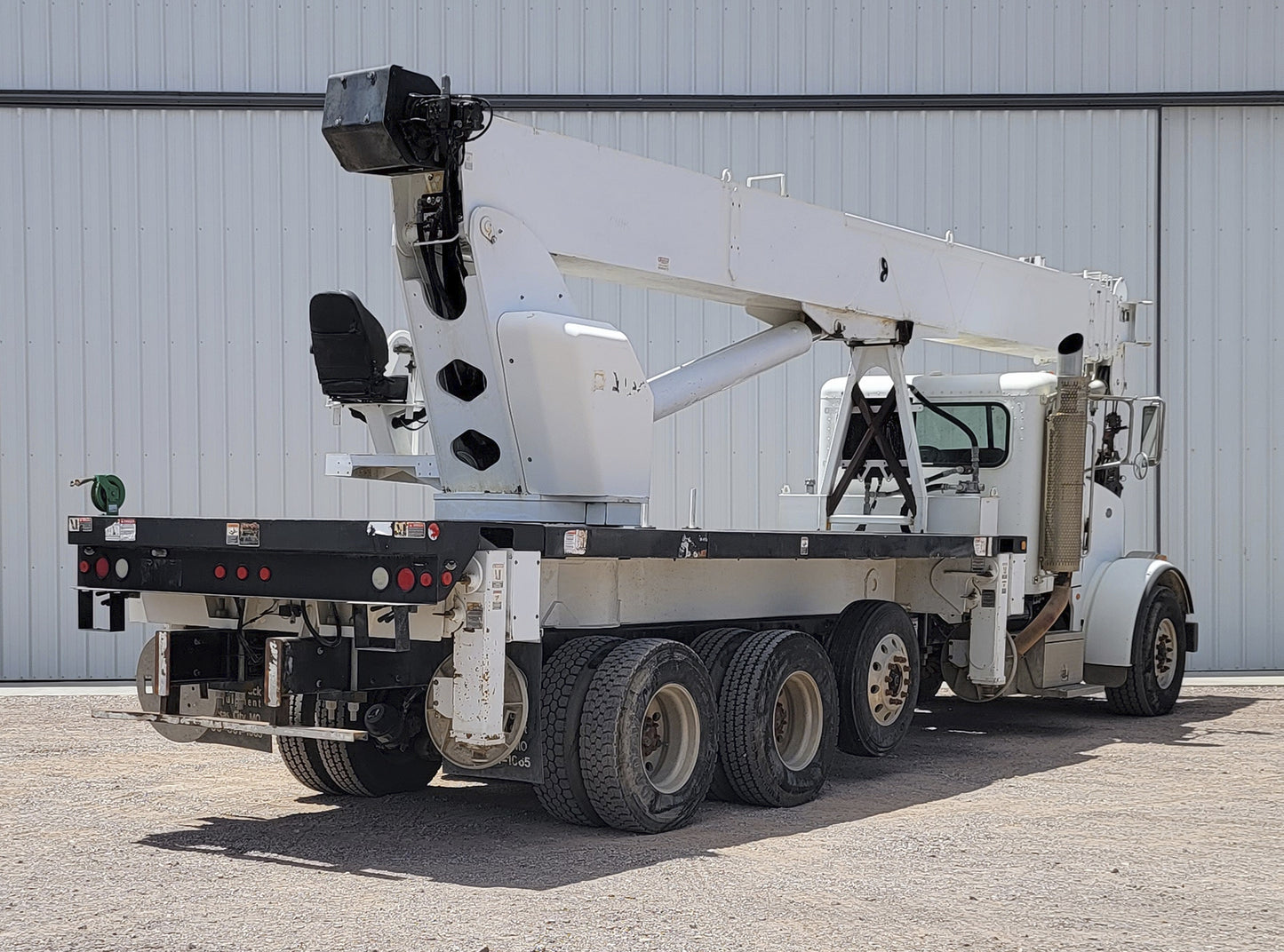 Camión Peterbilt 365 con Grúa Altec AC38-127S