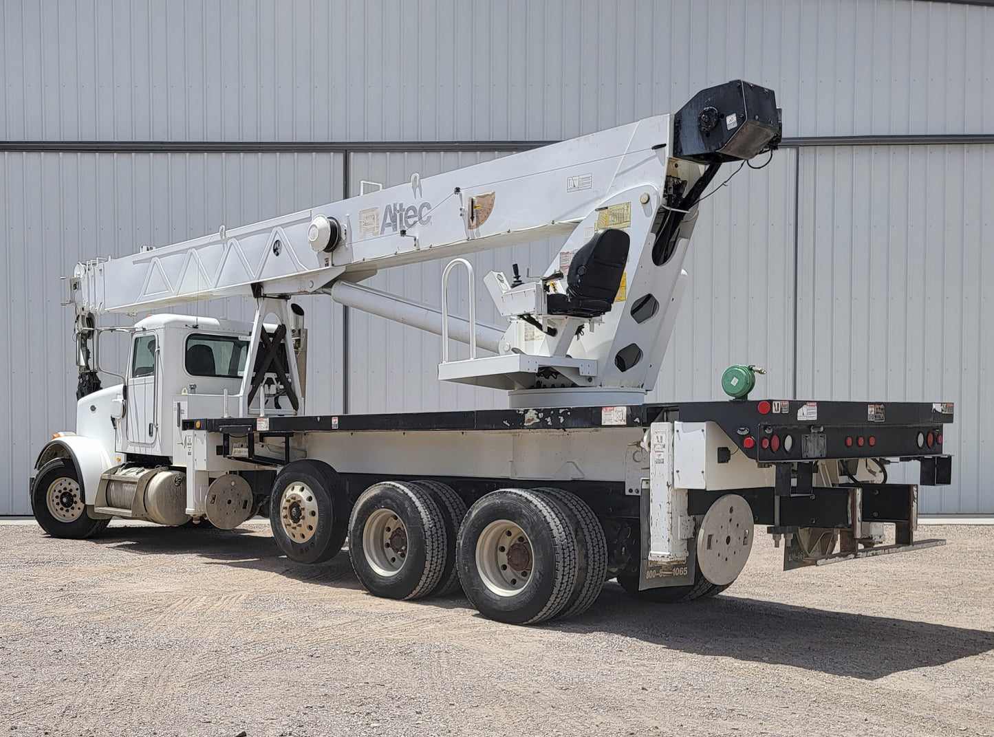 Camión Peterbilt 365 con Grúa Altec AC38-127S