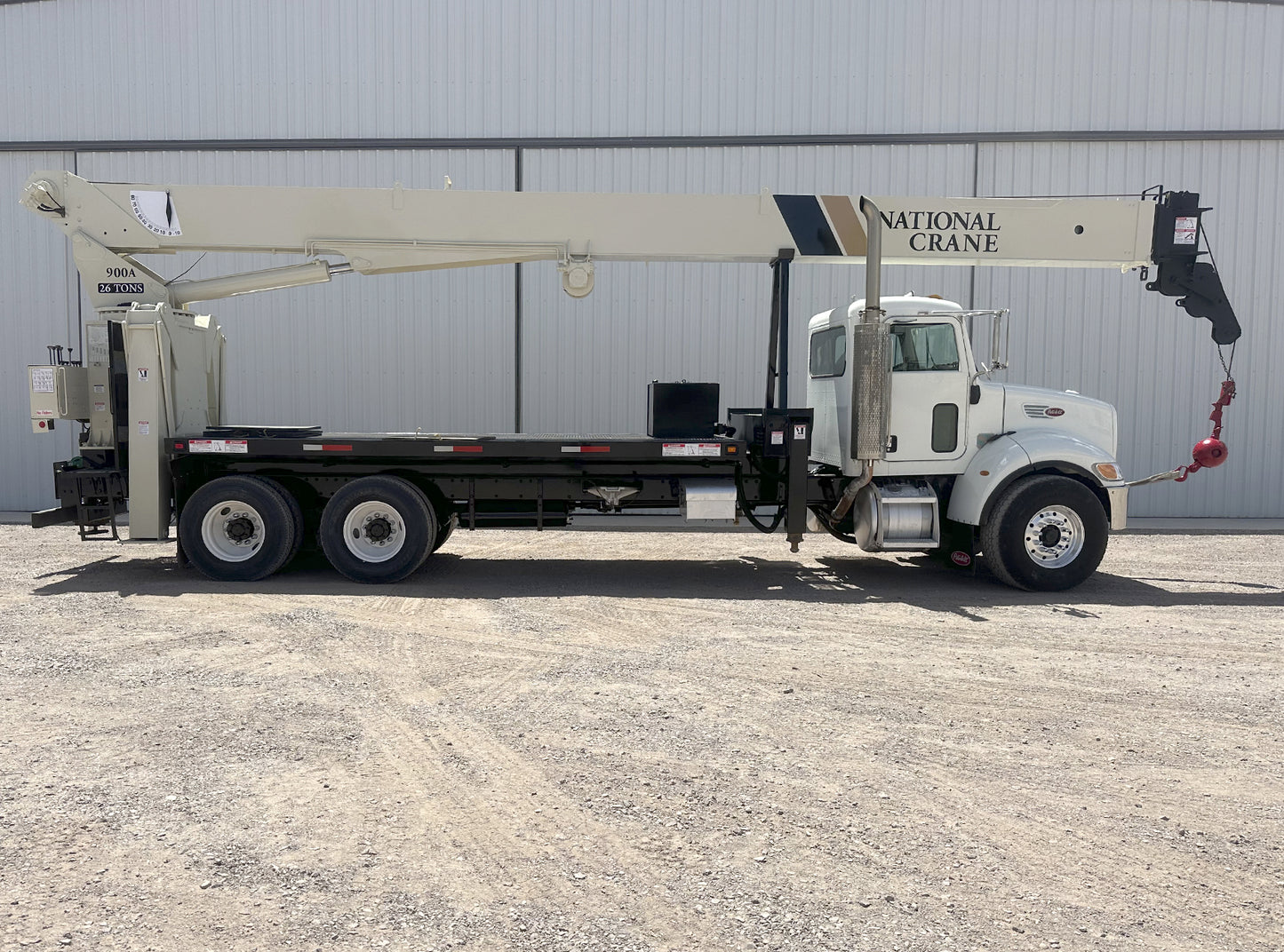 Camión Peterbilt 335 con Grúa National Crane 900A