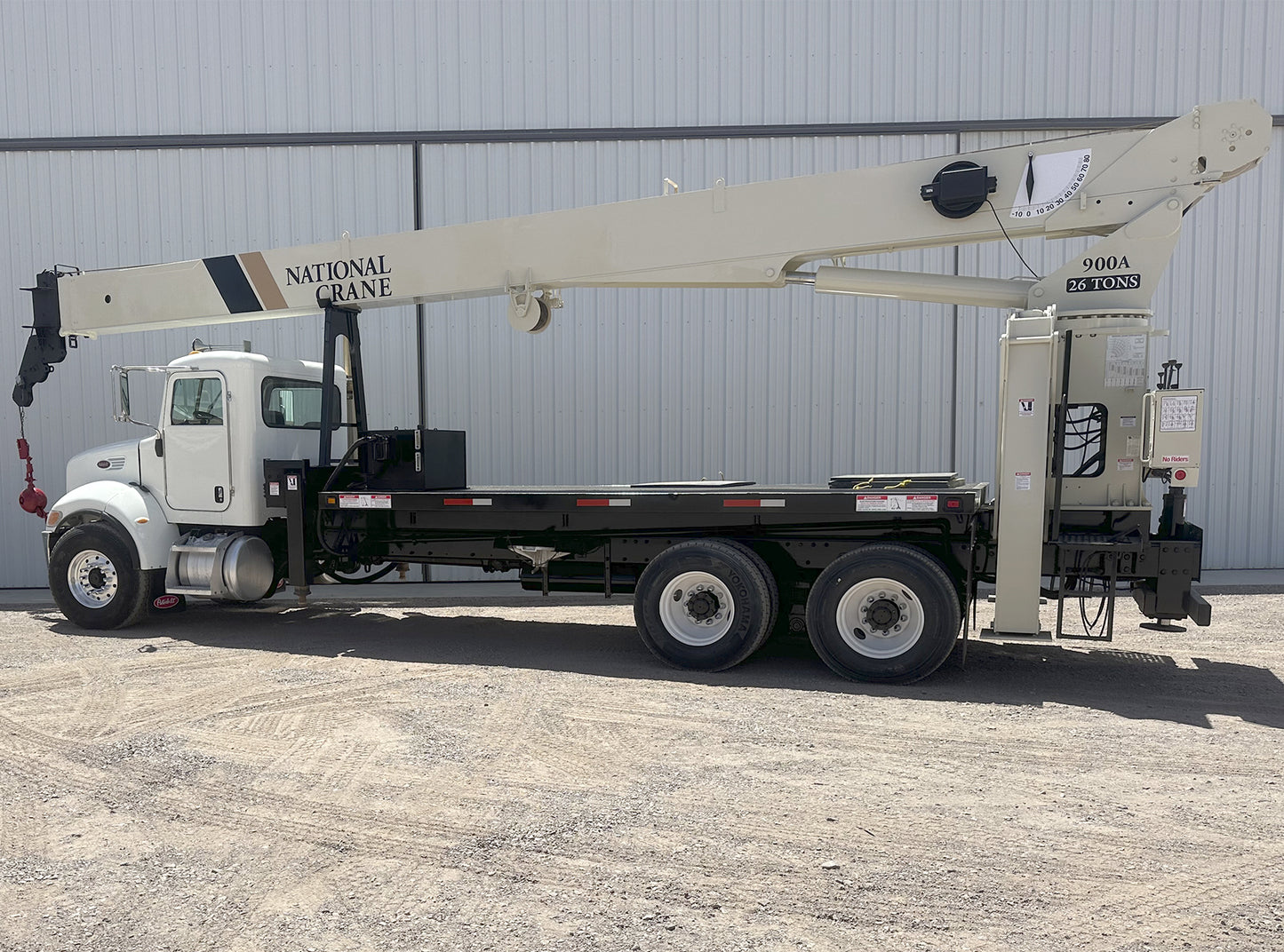 Camión Peterbilt 335 con Grúa National Crane 900A