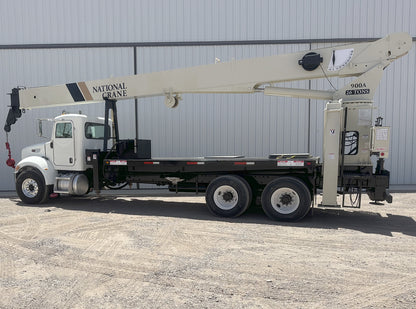 Camión Peterbilt 335 con Grúa National Crane 900A