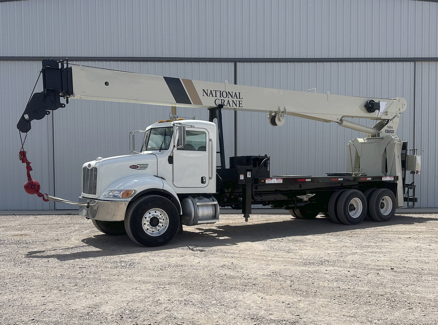 Camión Peterbilt 335 con Grúa National Crane 900A
