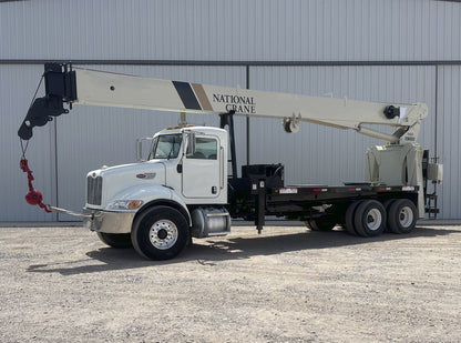 Camión Peterbilt 335 con Grúa National Crane 900A