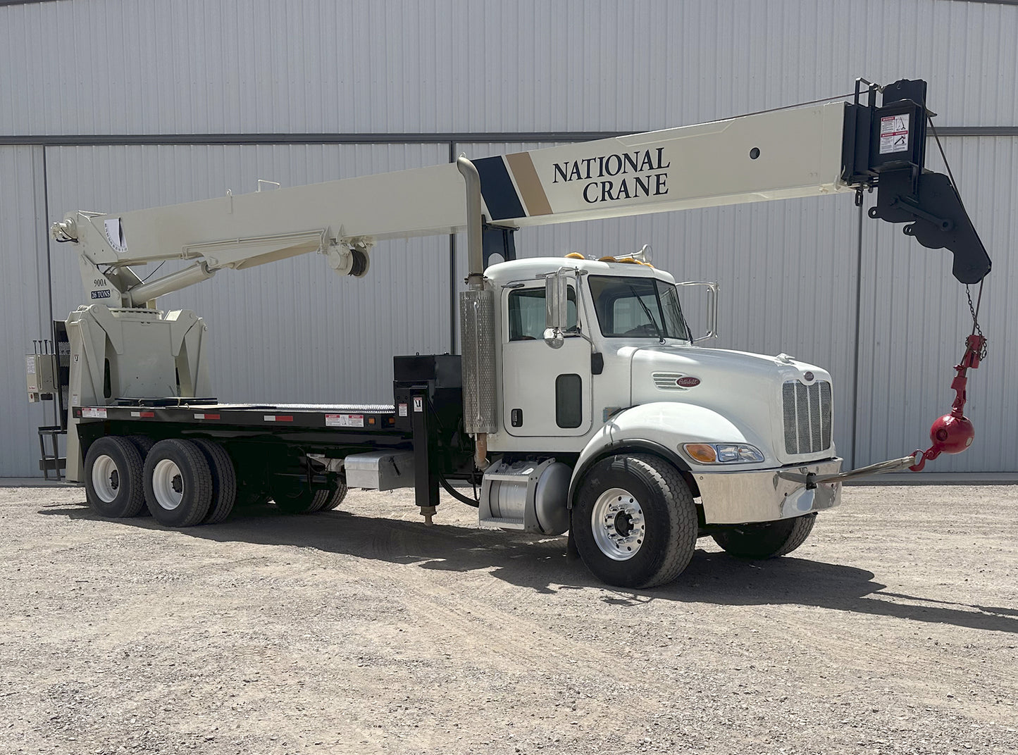 Camión Peterbilt 335 con Grúa National Crane 900A