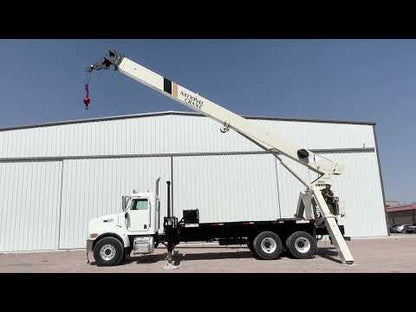 Camión Peterbilt 335 con Grúa National Crane 900A